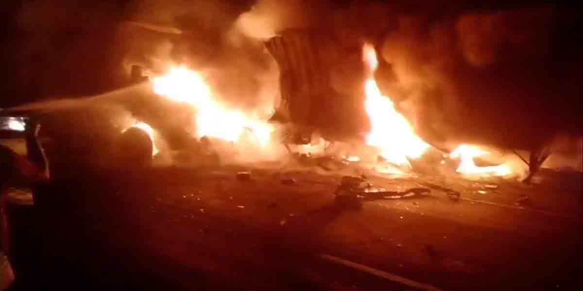 ఘోరం : రెండు ట్రక్కుల ఢీ.. డ్రైవర్‌ మృతి