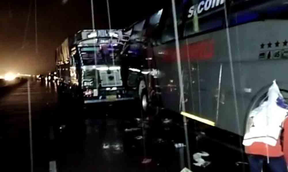 యూపీలో ఘోర రోడ్డు ప్రమాదం.. 18 మంది దుర్మరణం