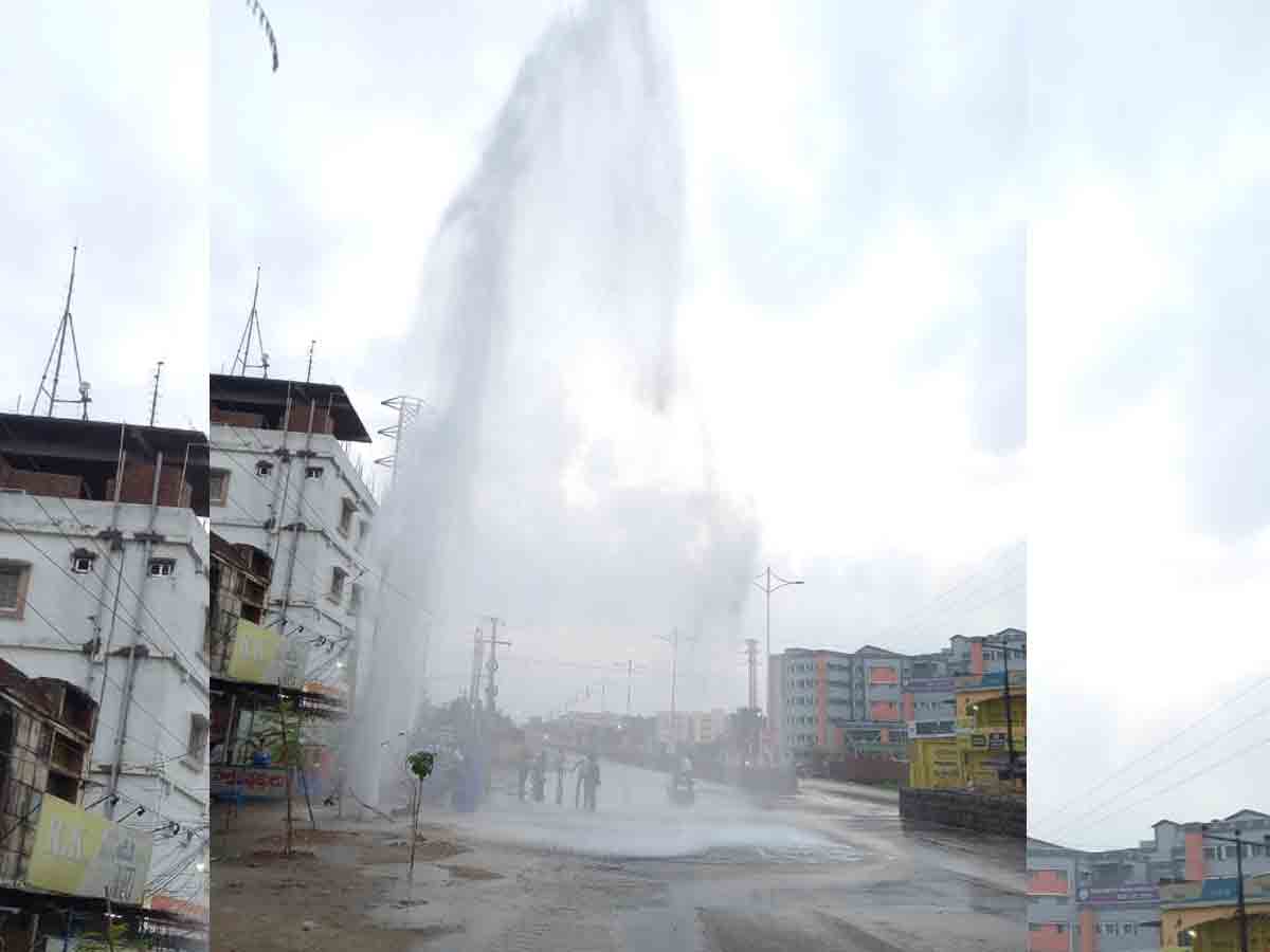 భగీరథ పైపులైన్‌ వాల్వ్‌ను ఢీకొట్టిన పాల వ్యాను..