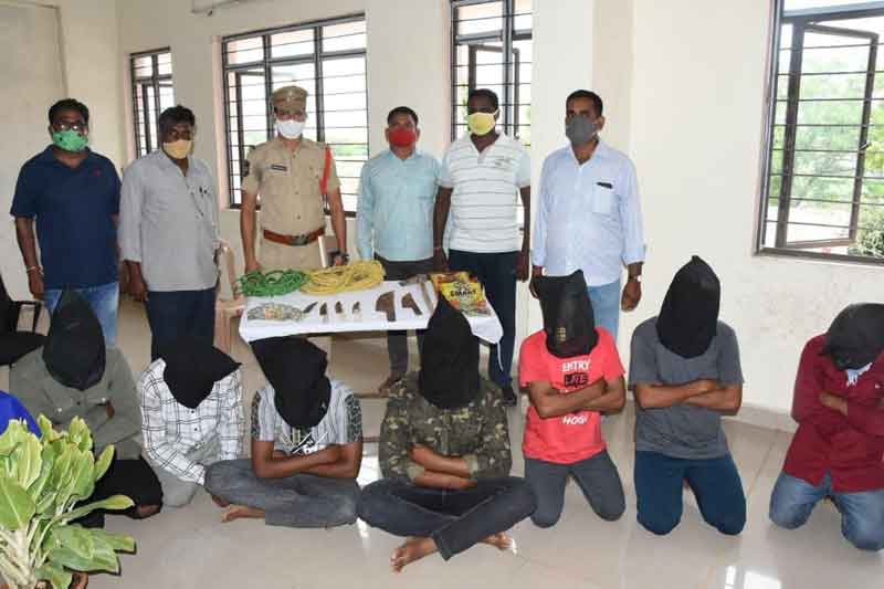 పశువులను వధించి.. వన్యప్రాణి మాంసంగా నమ్మించి..