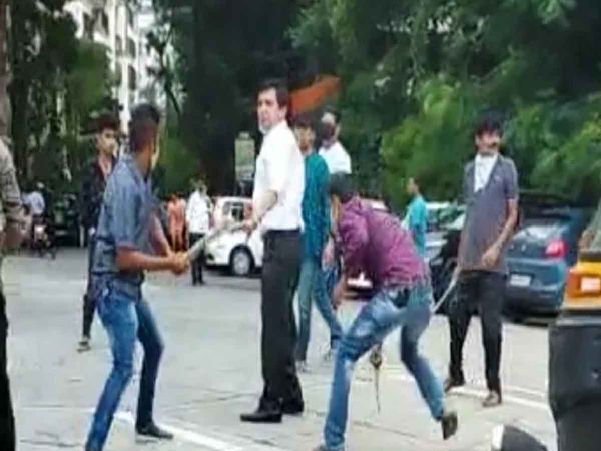 కత్తులు, ఇనుప రాడ్లతో న్యాయవాదిపై దాడి