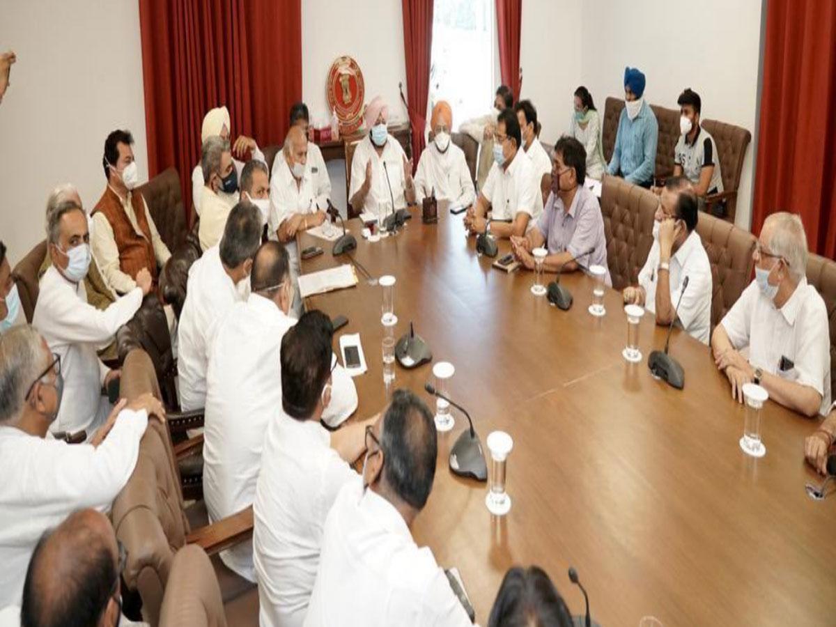 పంజాబ్‌ సీఎం అమరీందర్‌ సింగ్‌ విందు రాజకీయం