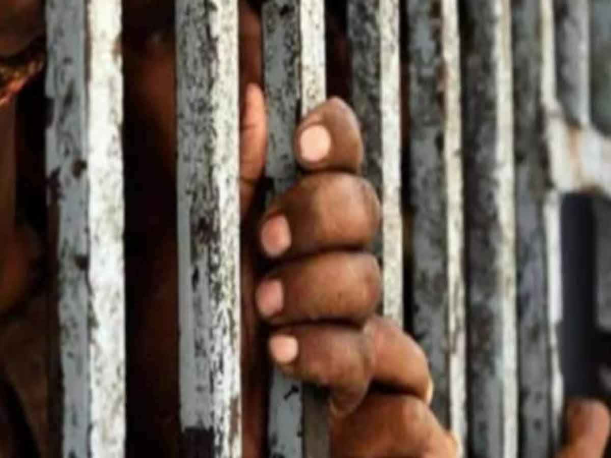 టీకా తీసుకున్నది.. పోలీసులకు దొరికిపోయింది