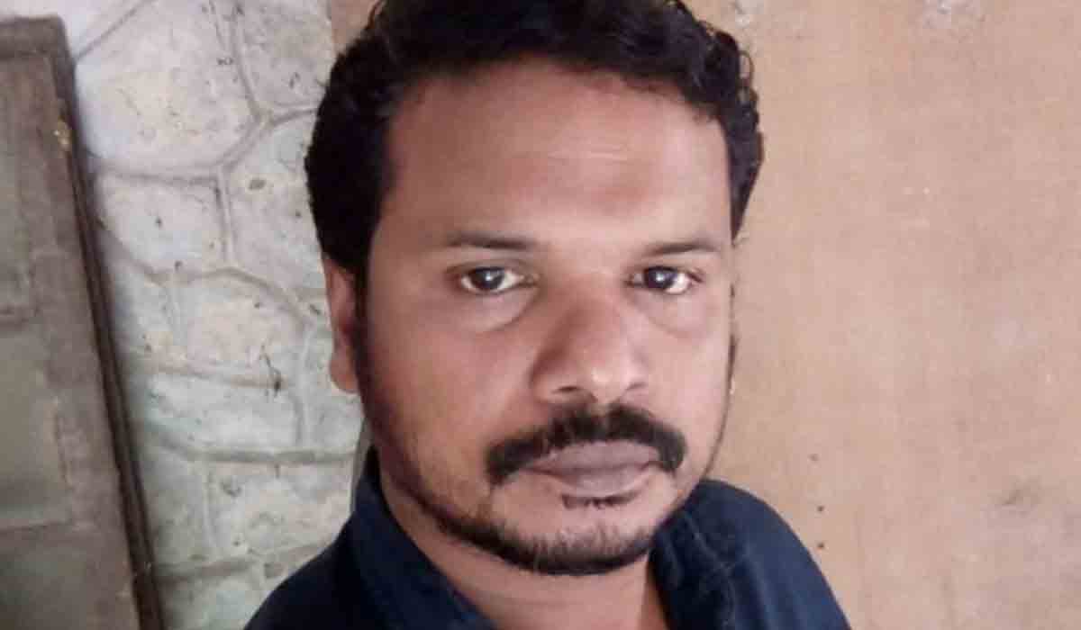 జూ కీప‌ర్‌ను కాటేసిన నాగుపాము