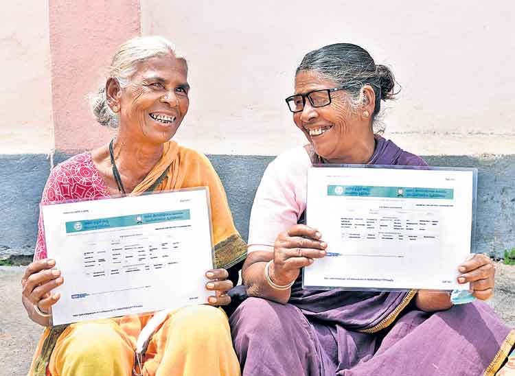 పండుగలా రేషన్‌కార్డుల పంపిణీ