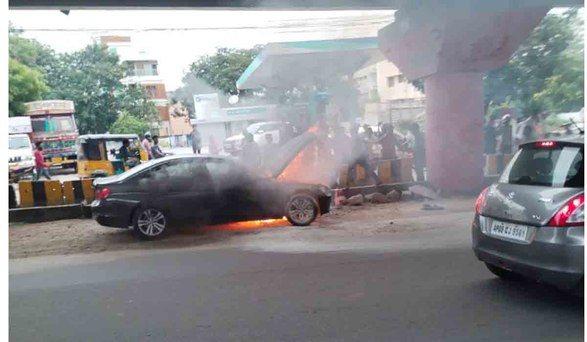 అత్తాపూర్‌లో ఘోరం.. బీఎండబ్ల్యూ కారులో అగ్నికీల‌లు