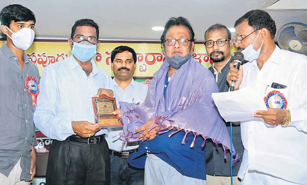 డాక్టర్‌ ముదుగంటికి తెలుగు బుక్‌ ఆఫ్‌ రికార్డ్స్‌ పురస్కారం