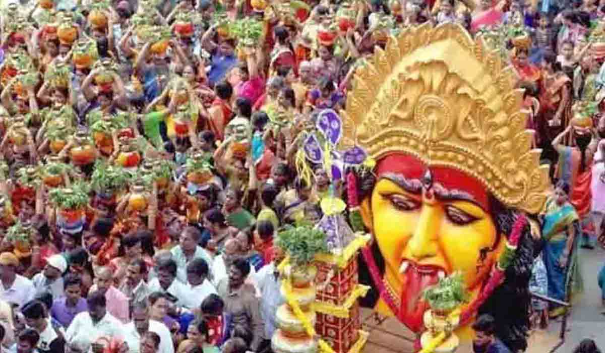 బెజవాడ దుర్గమ్మకు బంగారు బోనం