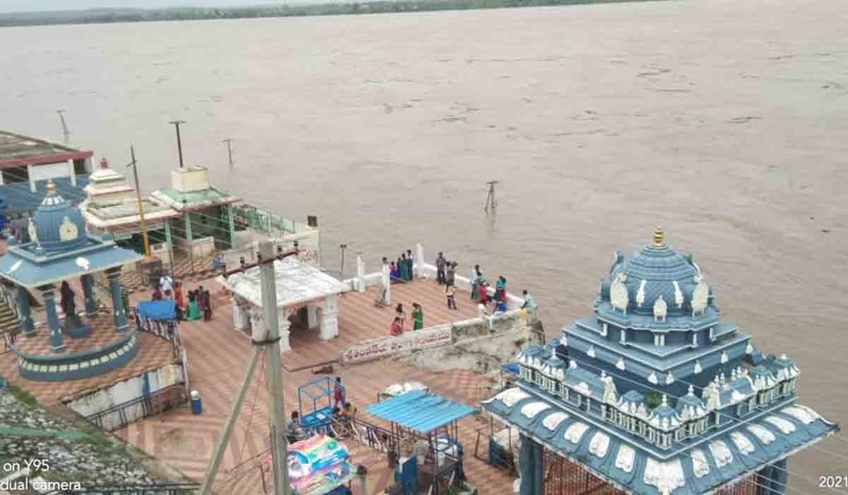 భద్రాచలం వద్ద స్వల్పంగా తగ్గిన వరద