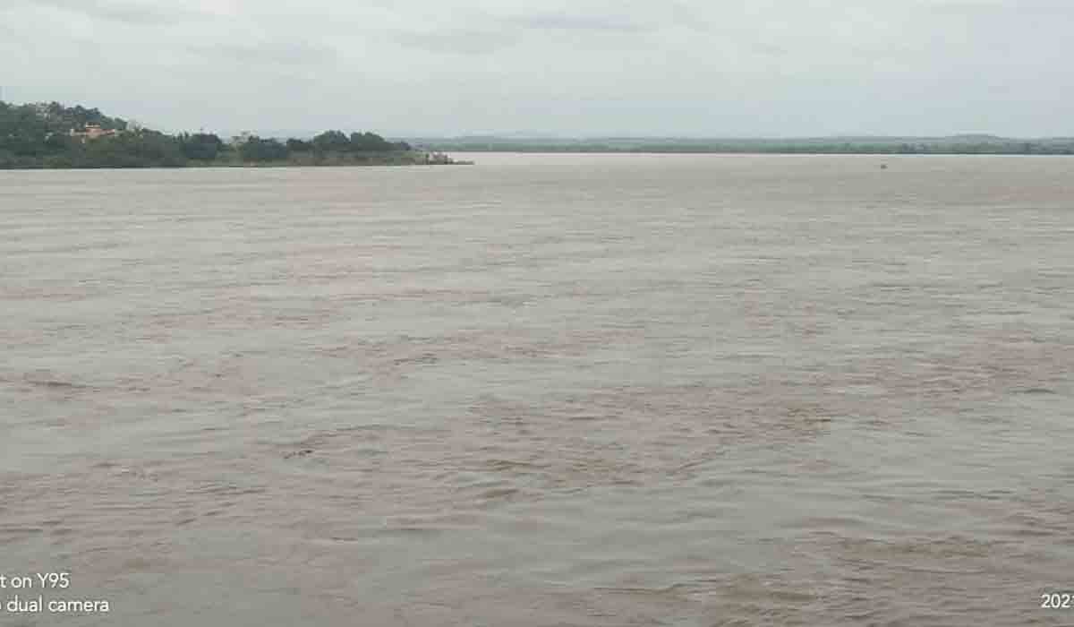 కాళేశ్వరం వద్ద ఉధృతంగా గోదావరి.. మొదటి ప్రమాద హెచ్చరిక జారీ