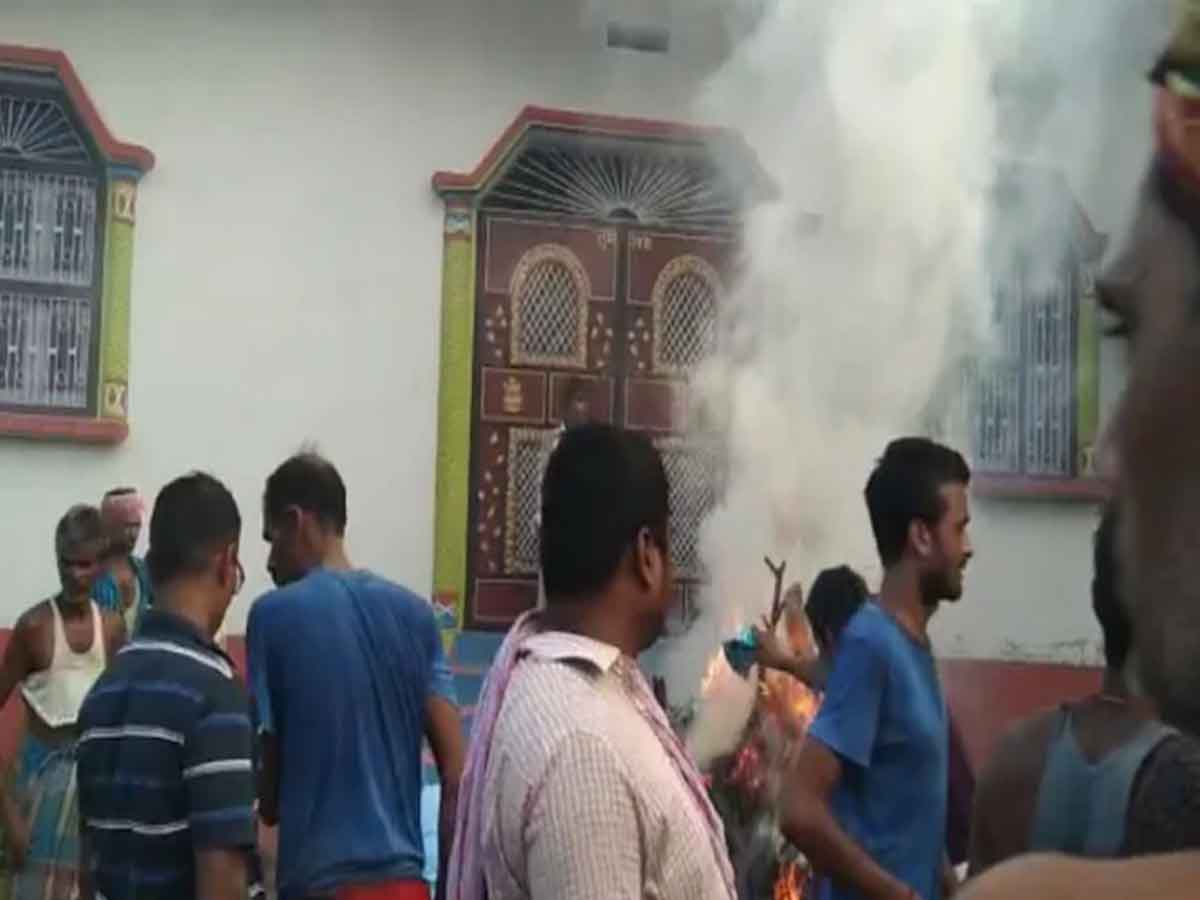 ప్రియుడ్ని కొట్టి చంపిన ప్రియురాలి బంధువులు.. వారి ఇంటి ముందు అంత్యక్రియలు