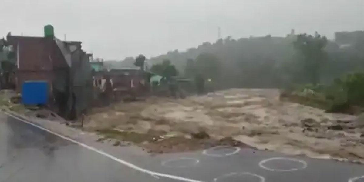 విషాదం: బైక్‌తో స‌హా కాలువ‌లో కొట్టుకుపోయిన వ్య‌క్తి..!