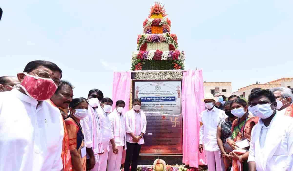 సిరిసిల్లలో డబుల్‌ బెడ్రూం ఇండ్లను ప్రారంభించిన సీఎం కేసీఆర్‌