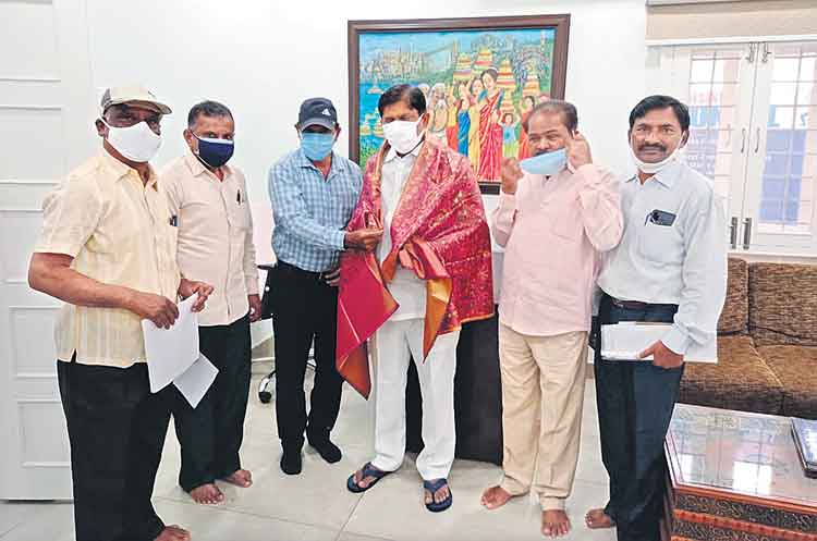 సీఎంఆర్‌ఎఫ్‌కు నలుగురు టీచర్ల విరాళం
