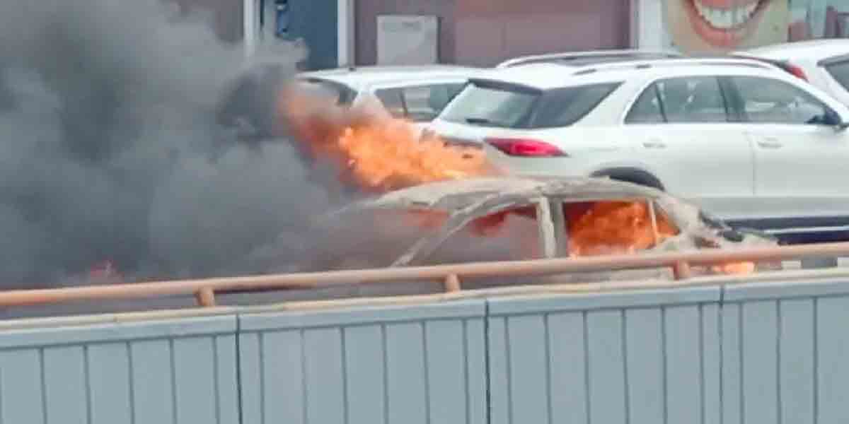 రాజేంద్రనగర్‌లో మంటలు చెలరేగి కారు దగ్ధం