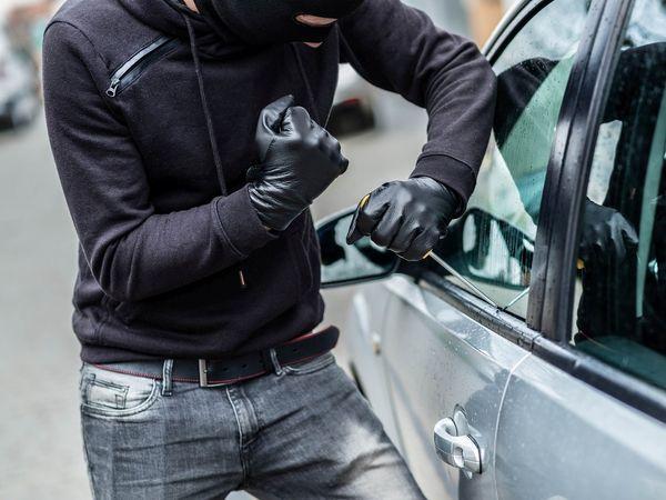 వంద‌కు పైగా కార్ల‌ను కొట్టేసి అమ్మేశారు ఆపై..