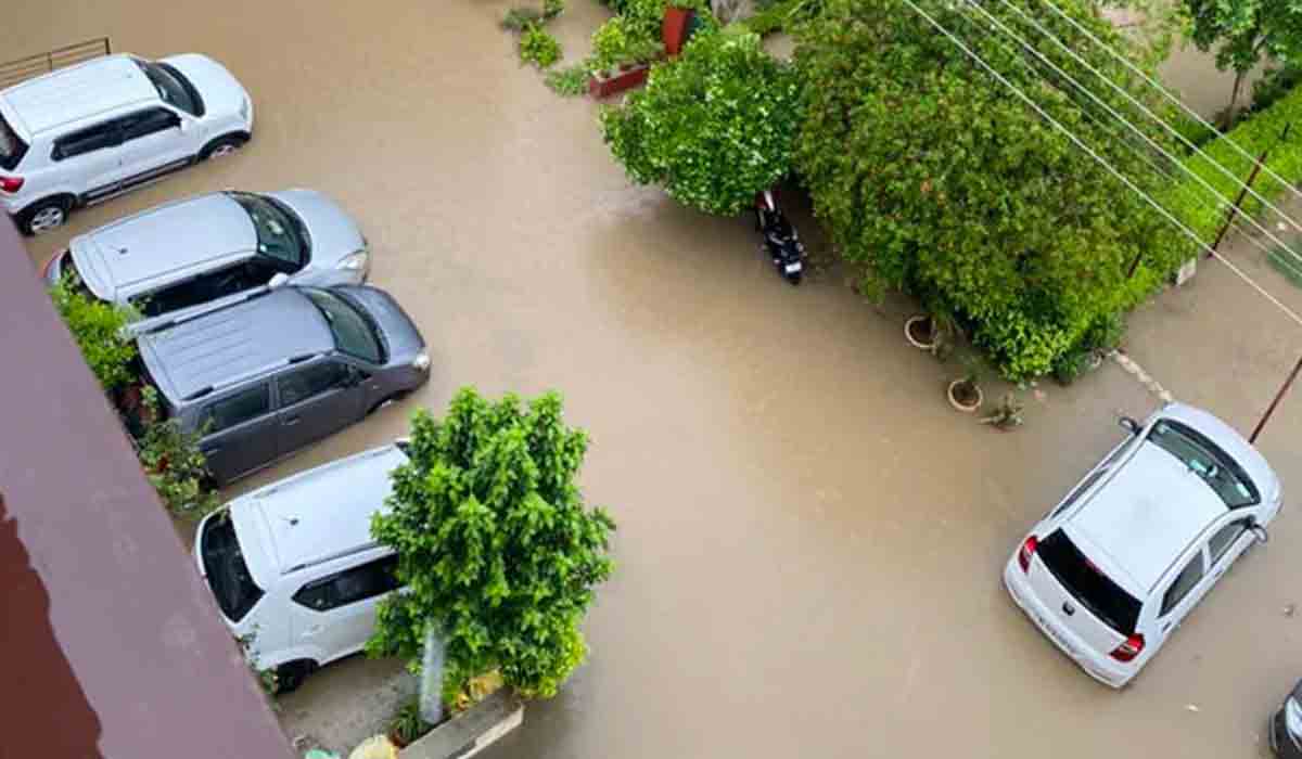 రోడ్ల‌పై వ‌ర‌ద నీరు.. క‌దిలిన కార్లు.. వీడియో