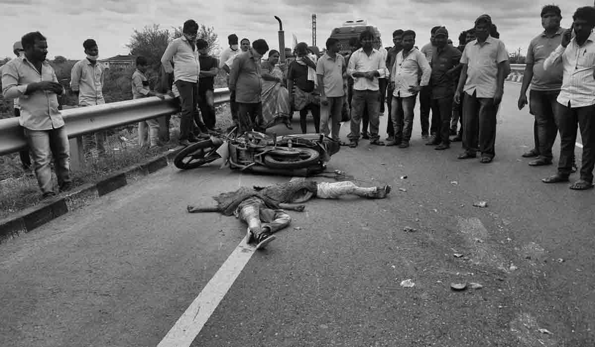 అలంపూర్ చౌర‌స్తాలో ఘోర ప్ర‌మాదం.. ఇద్ద‌రు చిన్నారులు మృతి