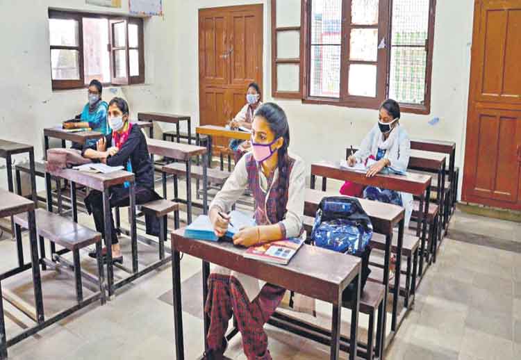 కళావంతులు అనే పదం ఏ అర్థంలో వాడుతున్నారు?