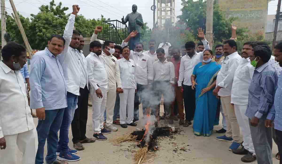 ఈటలపై దళిత సంఘాల ఆగ్రహం
