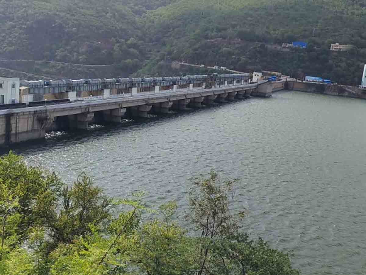 పూర్తిస్థాయి నీటిమట్టానికి చేరువలో శ్రీశైలం.. రేపు గేట్లు ఎత్తే అవకాశం!