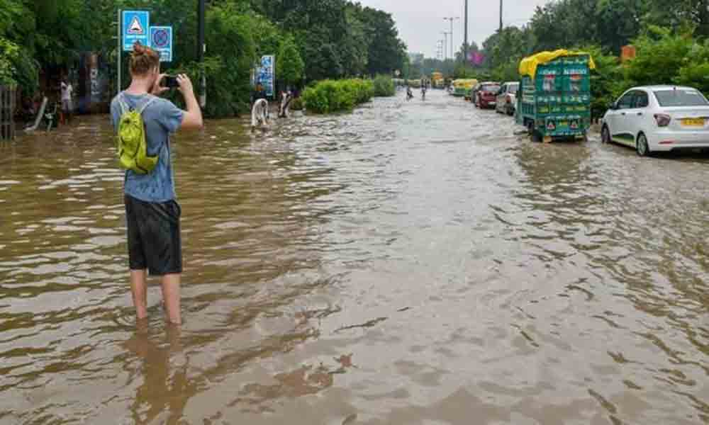 భారీ వర్షానికి జలమయమైన ఢిల్లీ.. వీడియో