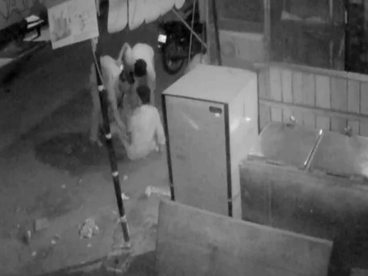 బలవంతంగా బట్టలు విప్పించి.. వ్యక్తిని దోచుకున్న ముగ్గురు