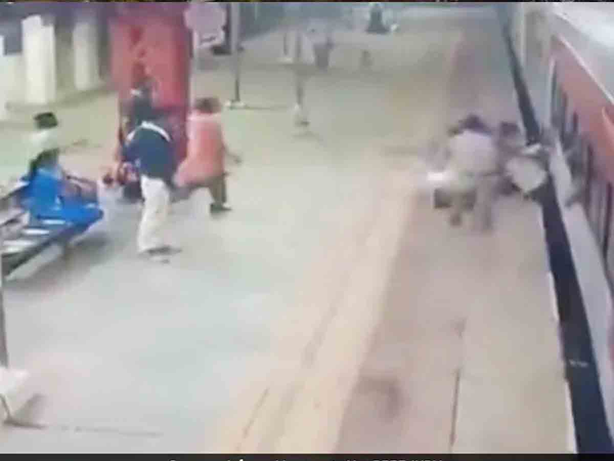 రైలు ఎక్కుతుండ‌గా జారిన ప్ర‌యాణికుడు.. ర‌క్షించిన కానిస్టేబుల్‌