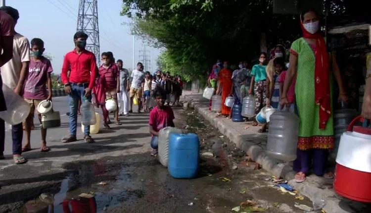 నీటి కోసం కోటి తిప్ప‌లు.. బిందెడు నీళ్ల కోసం గంట‌లు ప‌డిగాపులు..!