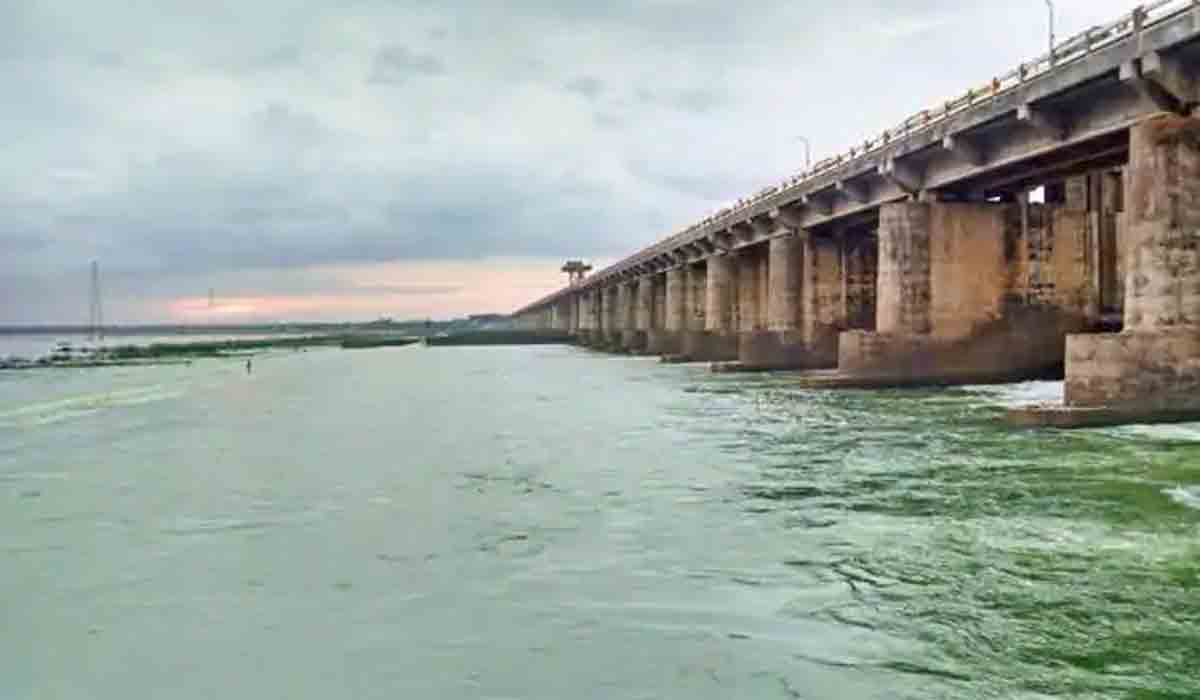 Godavari flood : ధవళేశ్వరం బ్యారేజీకి భారీగా వరద