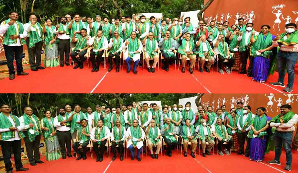 నేష‌న‌ల్ డాక్ట‌ర్స్ డే.. మొక్క‌లు నాటిన వైద్యులు- వీడియో