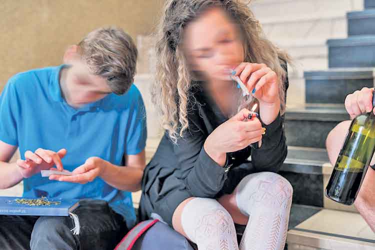 మగువతో ఎర.. మత్తుకు బానిస