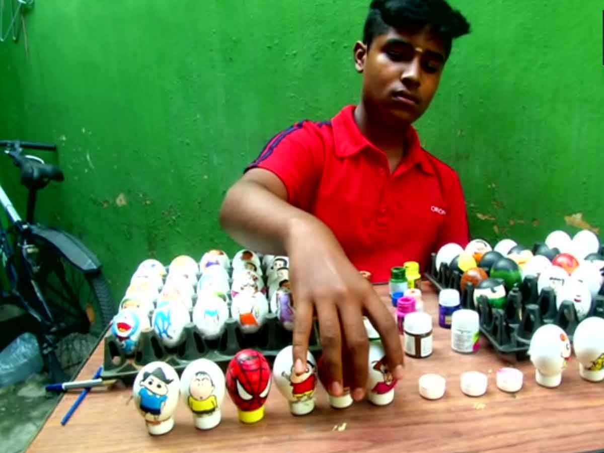 గుడ్డు పెంకులపై కార్టూన్‌ చిత్రాలు గీసిన విద్యార్థి