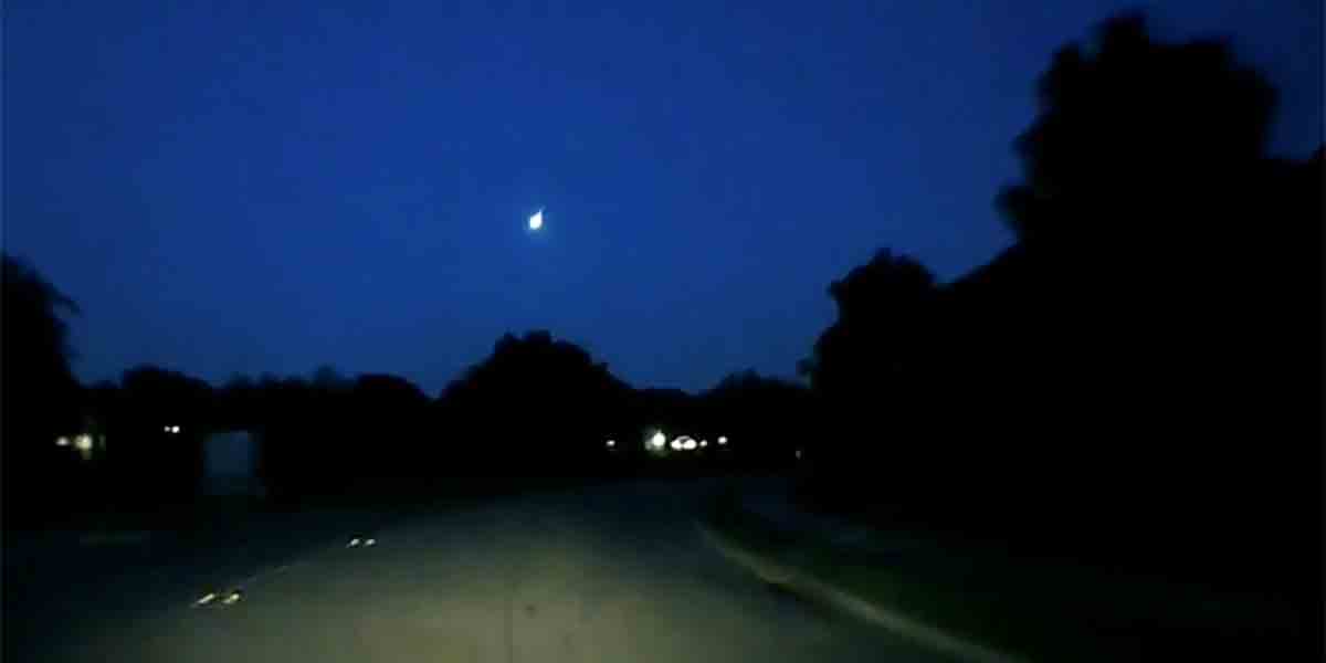 Fire balls : ఆకాశం నుంచి జారిప‌డ్డ ఫైర్ బాల్స్‌.. ఆందోళ‌న‌కు గురైన ప్ర‌జ‌లు.. వీడియో