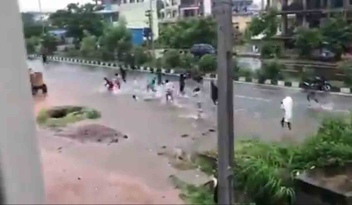 నిర్మ‌ల్‌లో న‌డి రోడ్డుపై చేప‌ల‌ కోసం జ‌నం ప‌రుగులు.. వీడియో