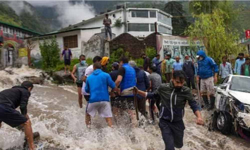హిమాచల్‌ప్రదేశ్‌లో ఆకస్మిక వరదలు.. ఎనిమిది మంది మృతి