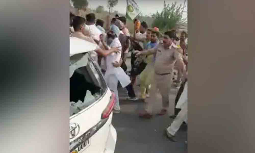 వంద మంది రైతులపై దేశద్రోహం కేసు