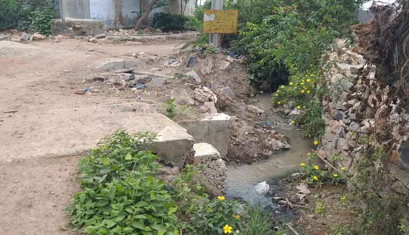 నీరున్నా.. సాగని కాల్వలు