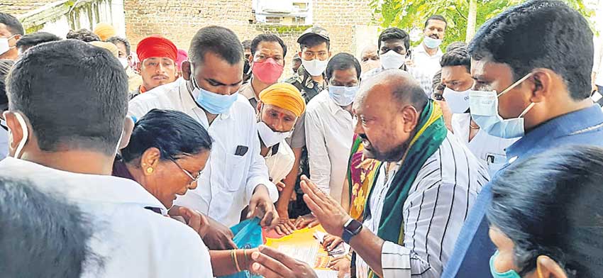 హుజూరాబాద్‌ దళితవాడలో మంత్రి గంగుల