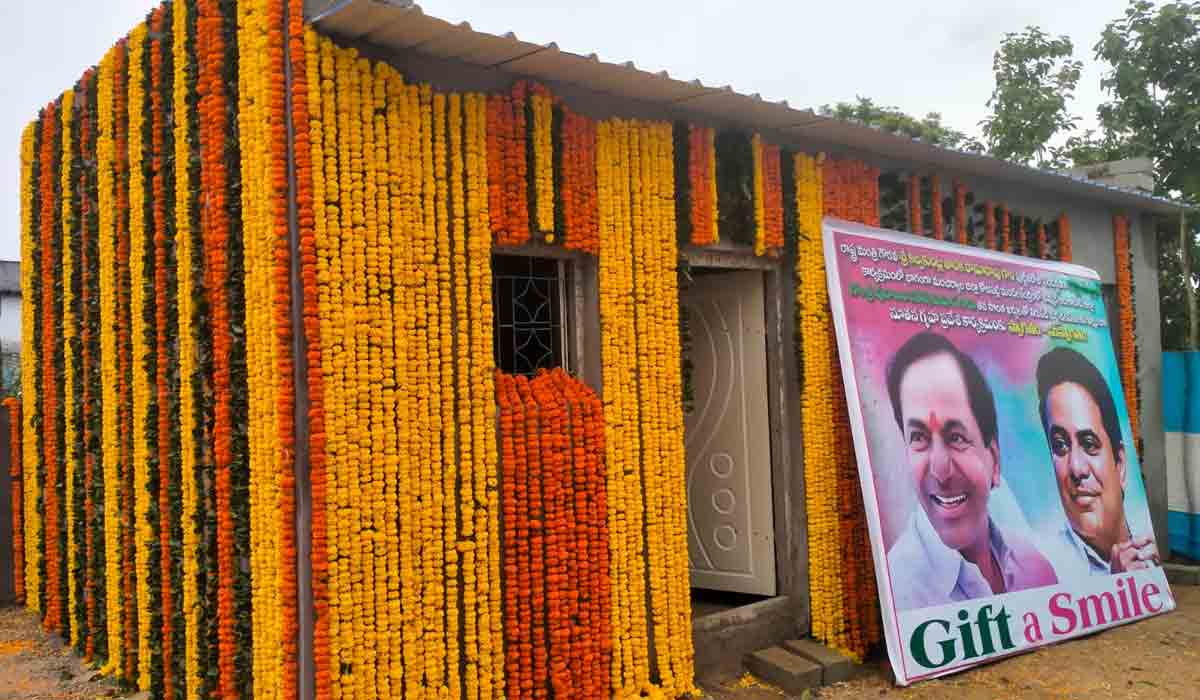 గిఫ్ట్‌ ఏ స్మైల్‌: వృద్ధ దంపతులకు ఇళ్లు కట్టించిన ఎమ్మెల్సీ పురాణం