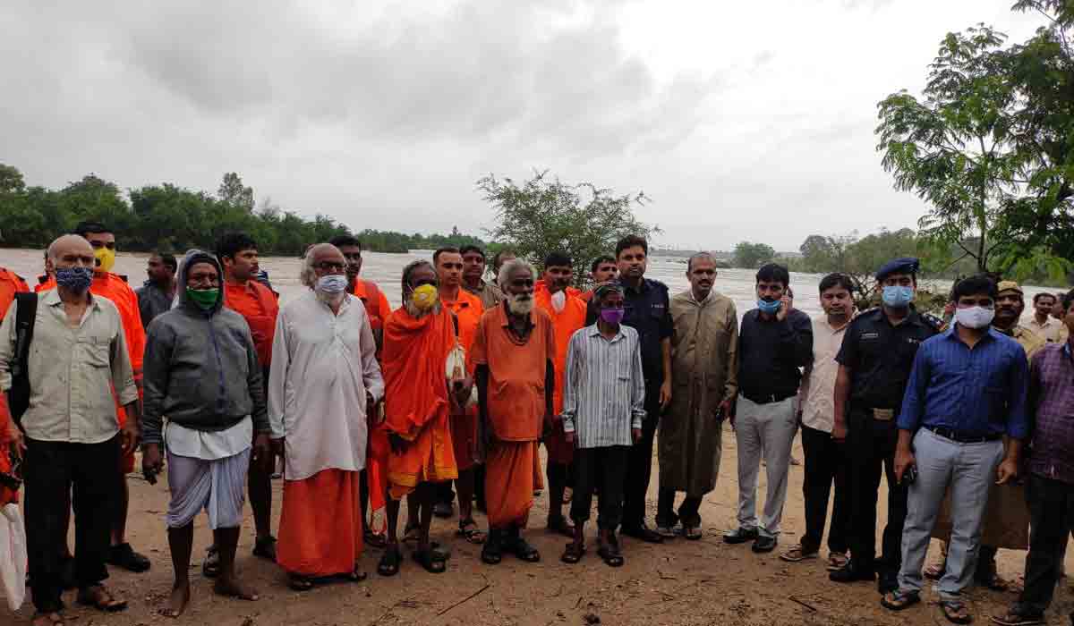 గోదావరిలో చిక్కుకున్న స్వామీజీలను కాపాడిన ఎన్డీఆర్ఎఫ్ బృందాలు