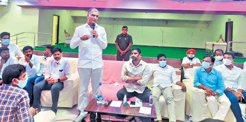 గోడ గడియారాలు.. కుట్టుమెషిన్లే..నీ ఆత్మగౌరవమా?