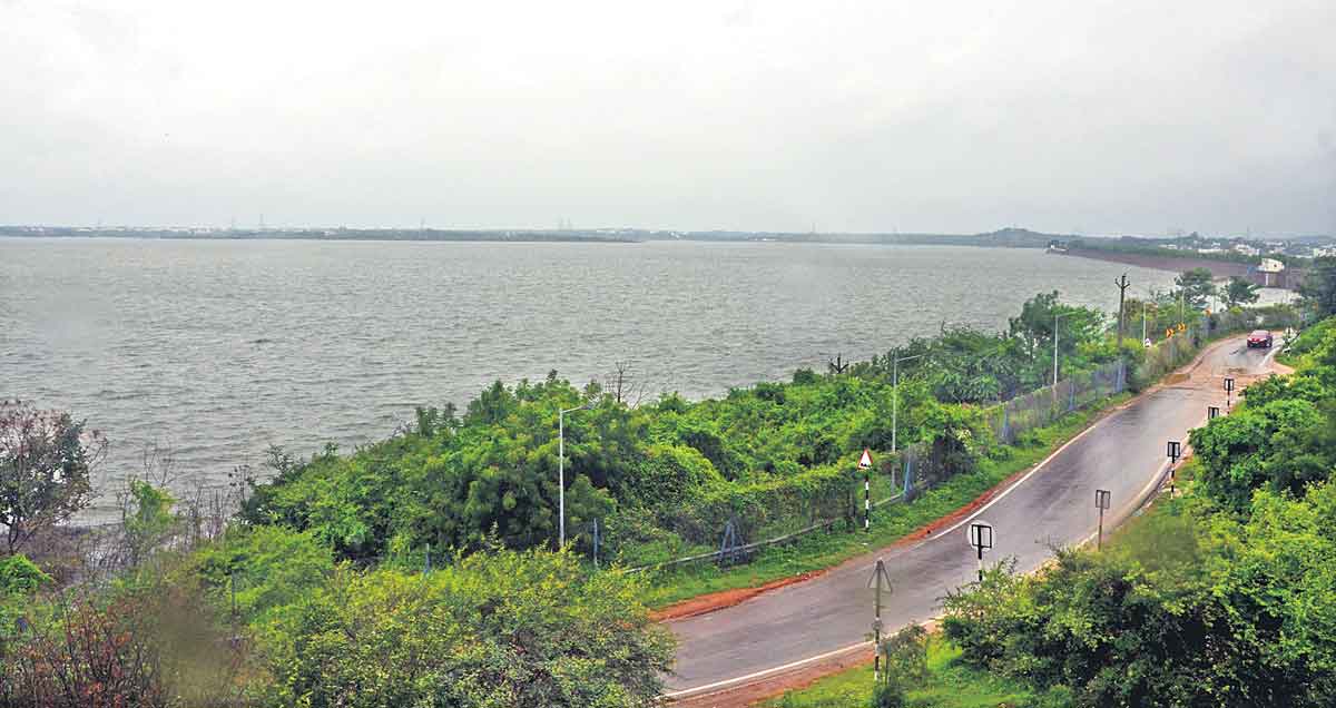 జంట జలాశయాల్లో.. జలసవ్వడి