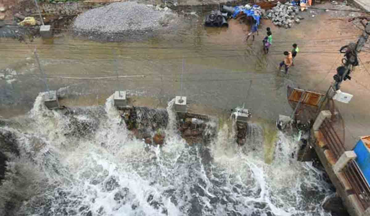 భారీ వ‌ర్షాలు.. అప్ర‌మ‌త్త‌మైన జీహెచ్ఎంసీ అధికారులు