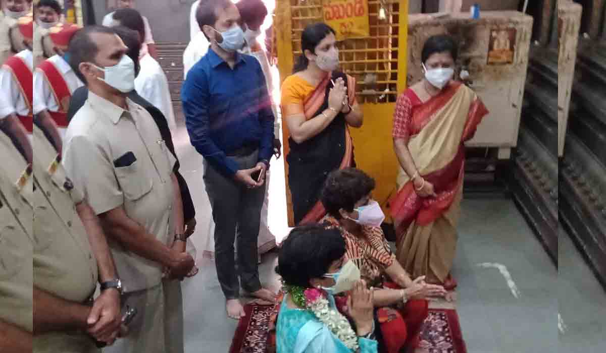 లక్ష్మీనారసింహున్ని దర్శించుకున్న జస్టిస్ హిమా కోహ్లీ