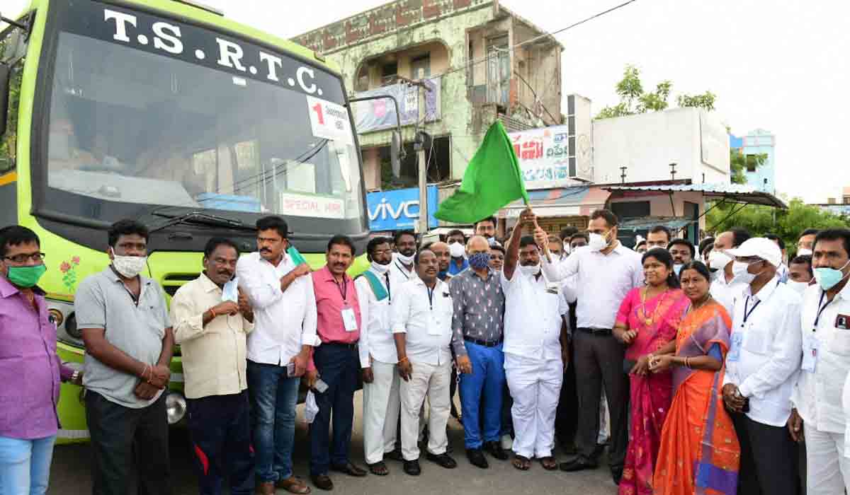 ప్రగతిభవనానికి బయలుదేరిన దళిత బంధువులు