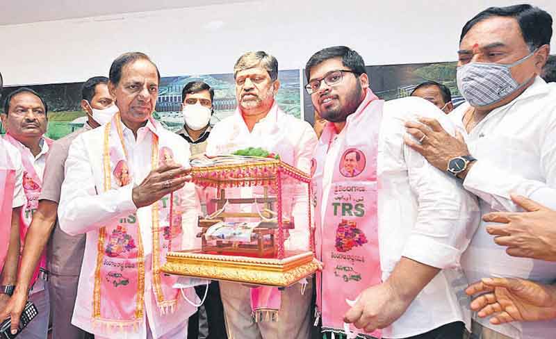 టీఆర్ఎస్‌లోకి ఎల్‌.ర‌మ‌ణ‌.. కండువా కప్పి స్వాగతించిన కేసీఆర్‌