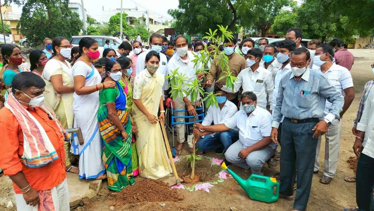 కరోనాతో విద్యావ్యవస్థ చిన్నాభిన్నం