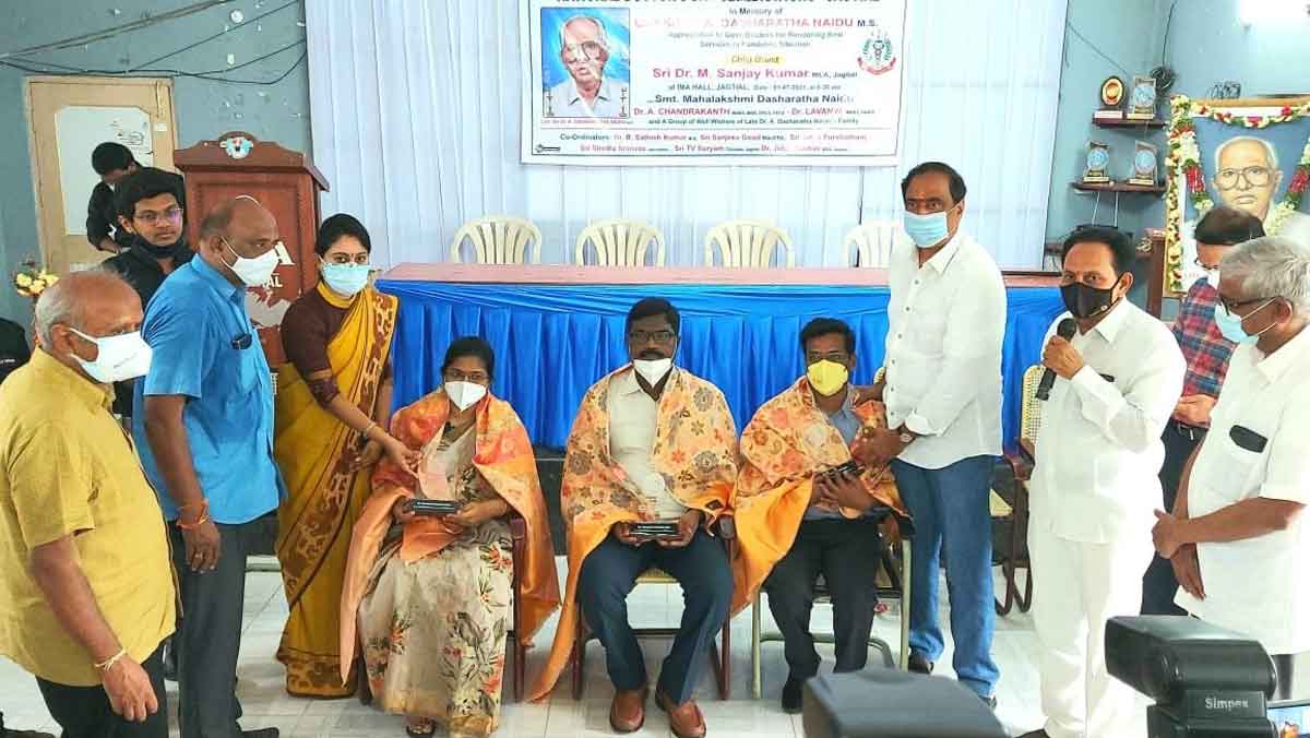 వైద్యులకు సన్మానం