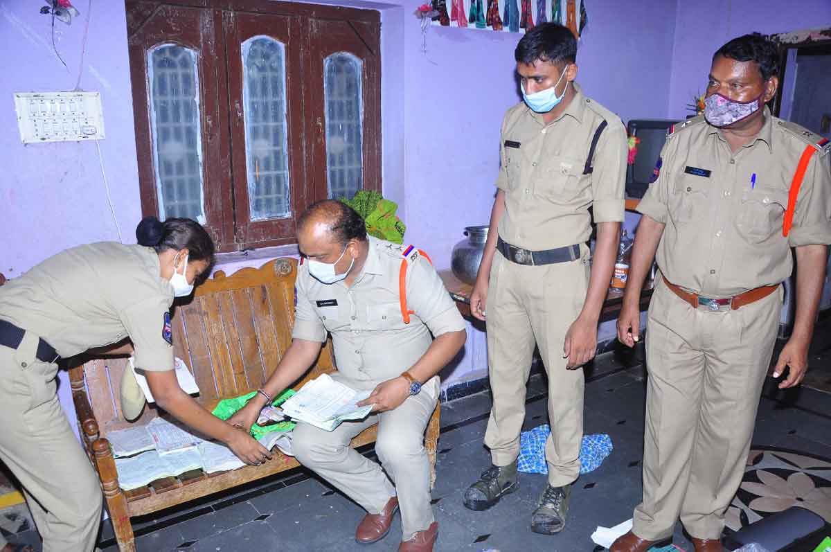 అనుమతులు లేని ఫైనాన్స్‌లపై పోలీసుల దాడులు